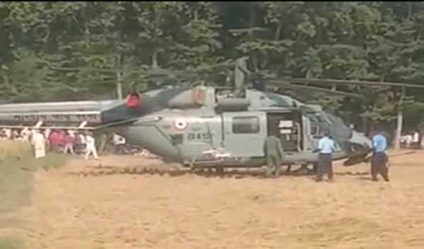 वायु सेना का हेलिकॉप्टर एहतियातन खेत में उतरा वायु सेना का हेलिकॉप्टर एहतियातन खेत में उतरा